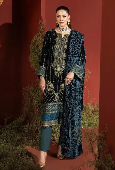 Embroidered Velvet Front And Plachi Shawl by ADANS LIBAS, Green